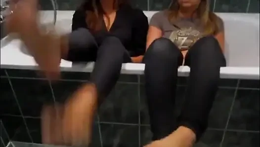 banyoda iki seksi genç lezbiyen ayaklarıyla oynuyor
