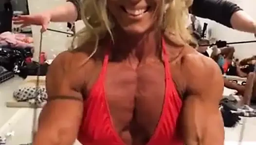 Kırmızı bikinili seksi kaslı kadın