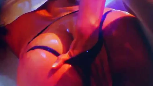 Seksi iç çamaşırı güzel esmerler sert parmak sikme var