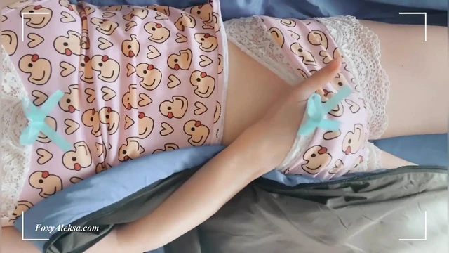 Minyon hatun kız kamp yaparken kendi kendine zevk alıyor - titreyen orgazm kısa sevimli amcıklar