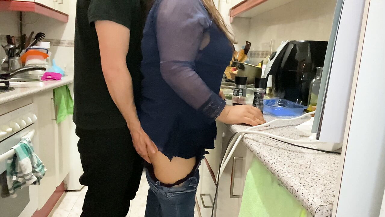 Üvey annem yemek yaparken kıçını becerdim!