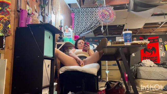 Смотря порно, пытаюсь поторопиться и кончить, пока мой муж не вышел из душа