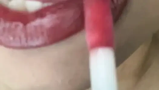 Kırmızı lipglos dudak fetişi uygulama, gooning, kadın egemenliği, findom