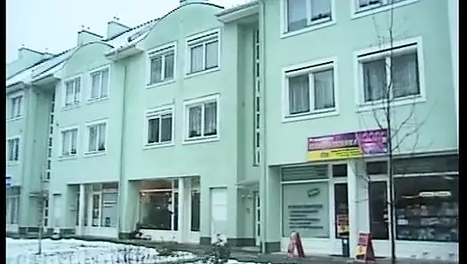 Şaşırtıcı Alman kızlar sert anal grup seks partisinin tadını çıkarıyor