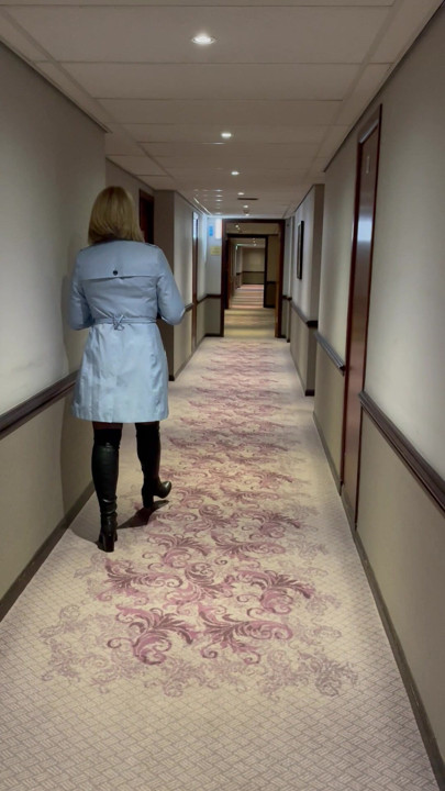 Katie, Great Central Hotel Glasgow'da şampanya barında iki adam tarafından çıplak sikilmeye cüret etti