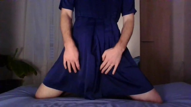 Güzel ipek elbise crossdresser yalnız eğleniyor
