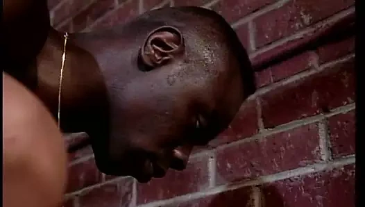 Siyah adam sikikleri beyaz bayan içinde ona çıplak delikler