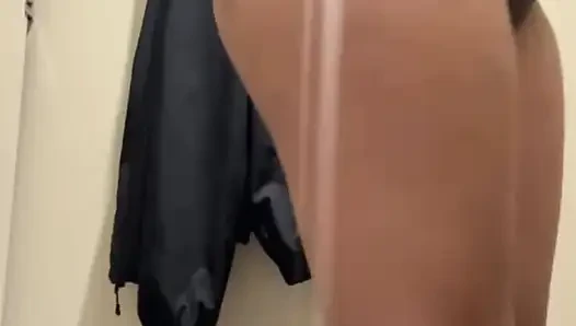 Büyük götlü kız herkesin içinde sallanıyor