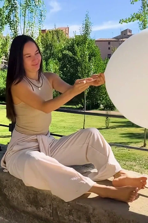 Şişirin ve çıplak ayakla açık havada patlatın