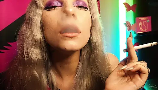 Seksi genç sigara içip onu sallıyor!