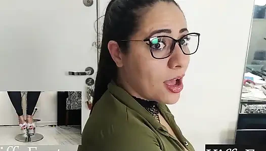 Kiffa bugün ofiste çalışıyor.