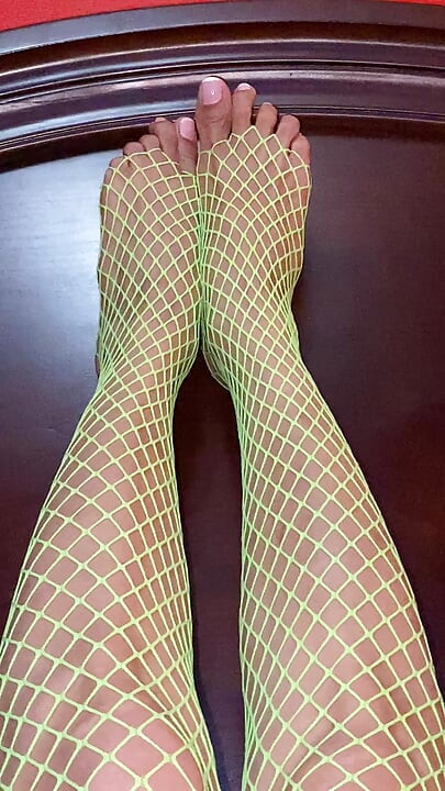 Uzun ayak parmaklı minik seksi ayaklı gerçekten güzel neon file bacaklar
