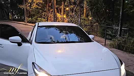 Orta yaşlı seksi kadın sokakta tanıştığı bir yabancıyı evine götürüyor - Monique Fuentes ve Brandon Cruz