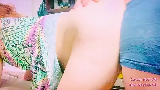 Üvey erkek kardeşim yalnız olduğumuz gerçeğinden faydalandı, sessizce götümü ve dev pembe amcığımı sikiyor