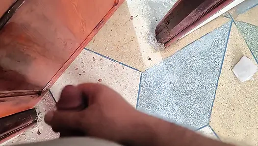 Arap düşkünü koca karısını arkadaşıyla paylaşıyor