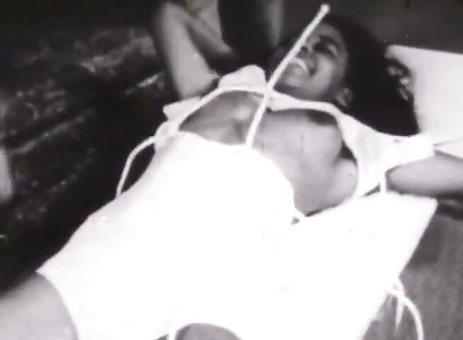 İpe bağlı retro itaatkarlarla siyah-beyaz klasik esaret klasiği