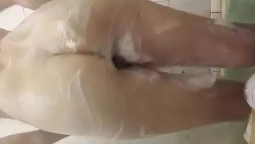 Orta yaşlı seksi kadın duş alıyor