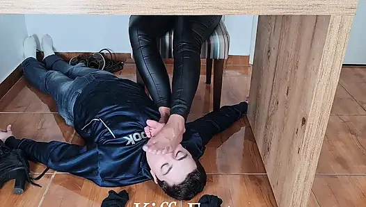 Tanrıça Kiffa - ayak kölesi yüksek topuklu çizmeleri temiziyor