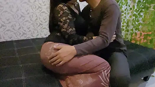 Mezun olduktan sonra yaramaz kebaya kız Alex ile ilişki yaşıyor