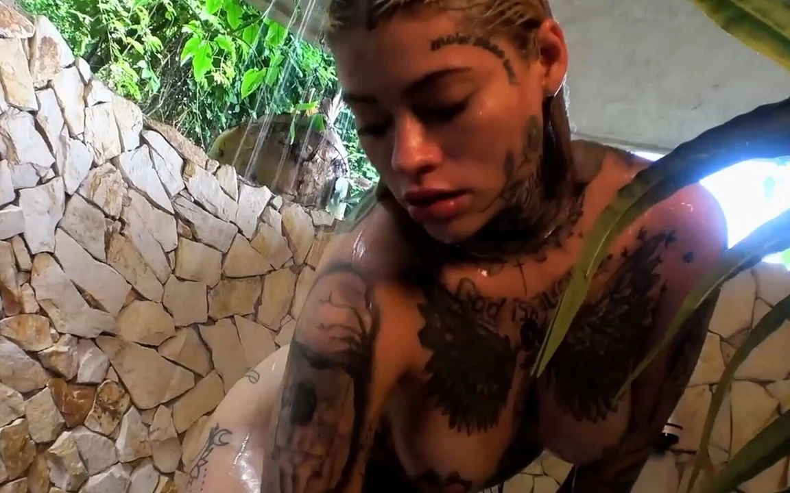 Крепко сложенная крошка блондиночка Cat хочет экшн пальцами сейчас!