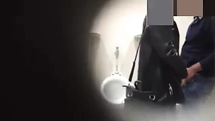 Pegando na rola do cabra nos mijadores de um banheirao