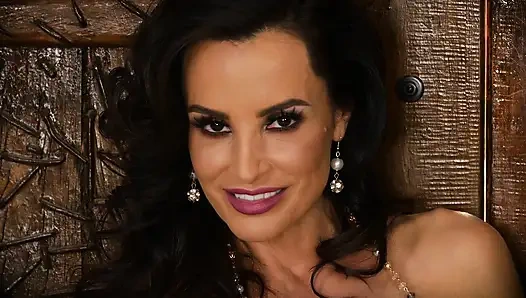Seksi lisa ann striptiz yapıyor ve mastürbasyon yapıyor