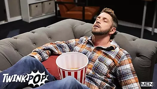 Üvey erkek kardeşler Ryan Bailey ve Troye Dean üvey babalarının önünde çarşafın altında birbirlerine elle muamele çekiyor - twinkpop