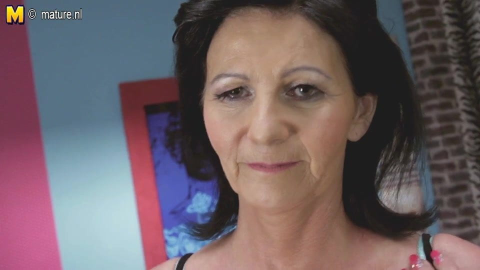 Anneanne eski ama yine de çok sıcak iyi sikişme ihtiyacı var