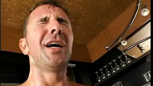 Büyük yarağımla anal seks yaparak seni sikmek istiyorum