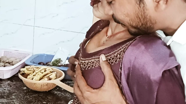 Padosi yenge ile mutfakta seks Hintçe sesli seks