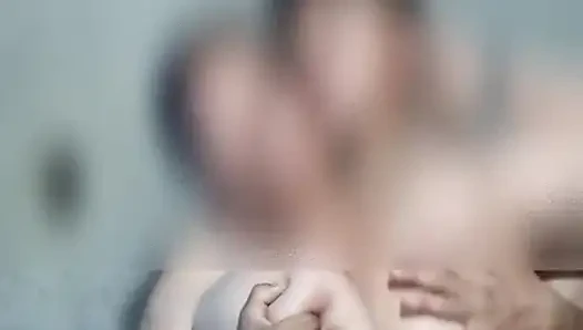 Üvey anne ateşli ve seksi meme uçları ile oynuyor