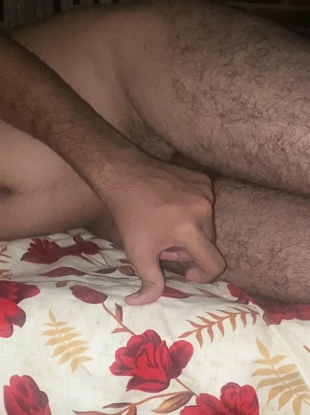 Masaj yarağı sert bir şekilde adamın tadını çıkarıyor