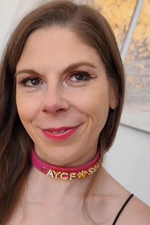 Sivri burun fetişi orta yaşlı seksi kadın koltuk altımla seni boşaltıyorum