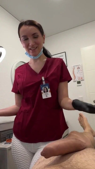 Taşaklarda lazer, boğazda yarak | Klip 1