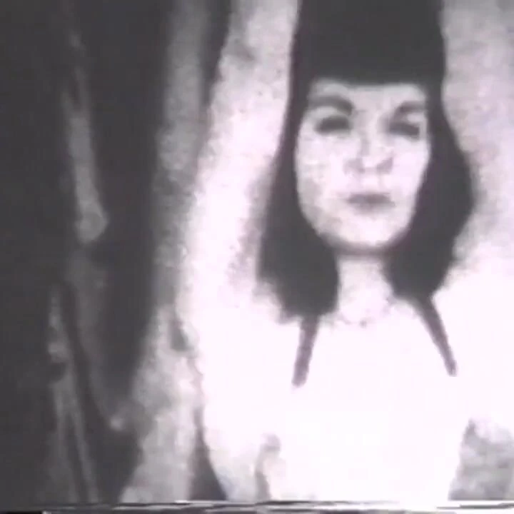 Esmerin eski moda soyunuyor