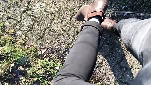 dışarıda yürümek