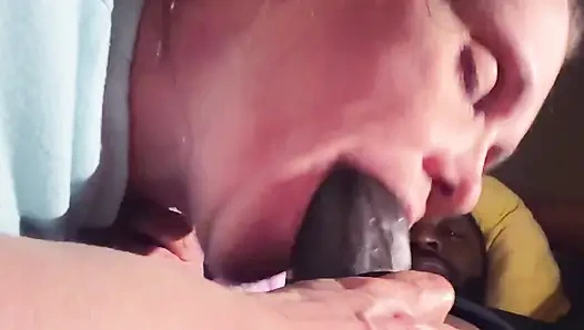 Headrietta: nine büyük zenci yarağıyla harika sakso çekiyor