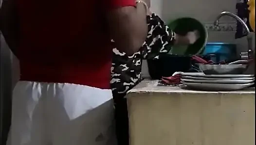 Çalışan bulaşık yıkarken sikiliyor - karım neredeyse bizi yakalıyor