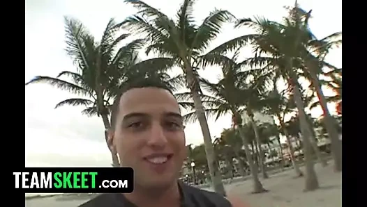 Oye Loca - büyük götlü latin genç kız üstüne binmeden önce büyük mucho'nun sikine yalanıyor