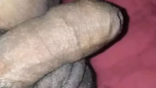 Yarağımla oynuyorum ve boşalıyor