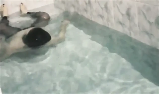 Sissy su altında otofellasiyo yapmaya çalışıyor