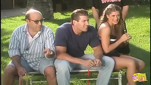 İnce esmer azgın bir sarışının sıkı amını parmaklıyor açık havada orgazm oluyor