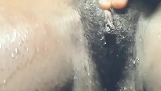 Browngurl234'un banyosu şehvetli vibes andtwerk energy'i parlıyor