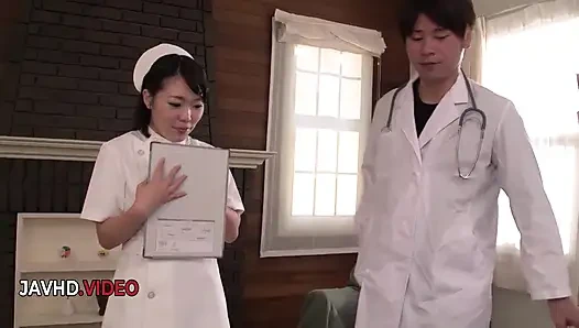 Japon hemşire Ui Kinari samimi hareketten önce ateşli oral zevk veriyor