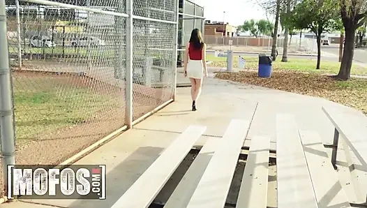 Mofos - Mia Taylor'ın erkek arkadaşı sevgililer gününde onunla ayrıldı, bu yüzden Scott anal seksini hediye olarak veriyor