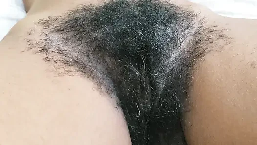 Göz alıcı yatak odası titreşimleri ile kıllı amcık olgun güzellik