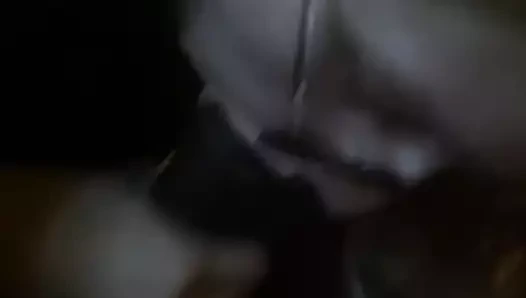 Beyaz kız büyük zenci emiyor