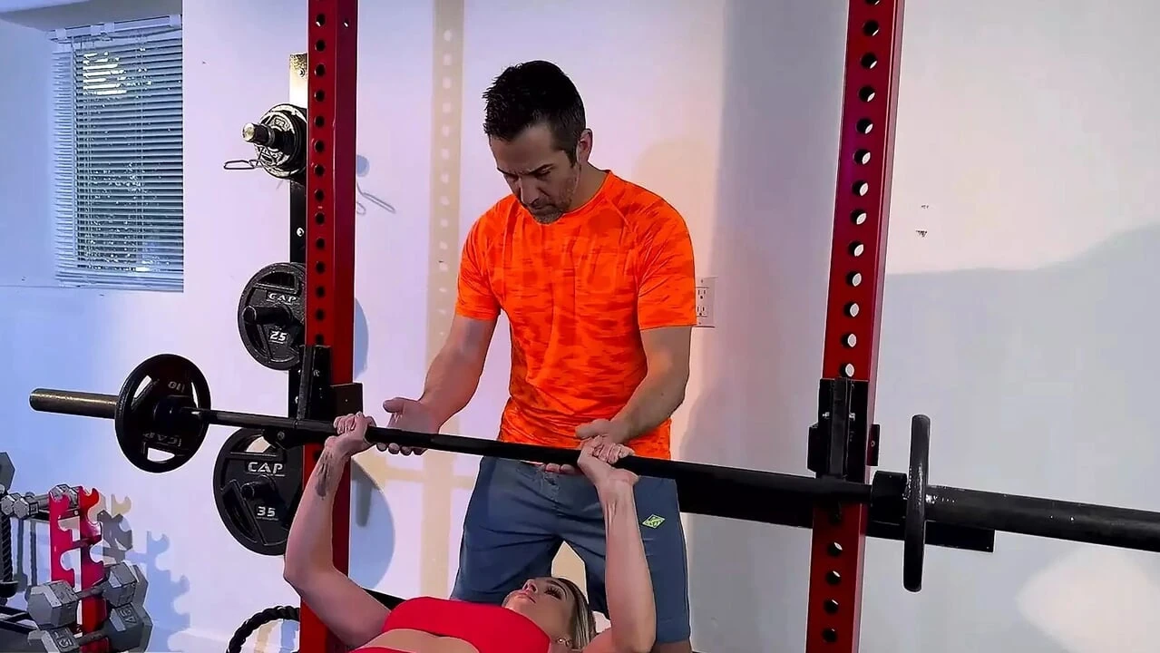Stunning Milf Andi Avalon Pulls Her Leggings Down And Sits On Her Personal Trainer’s Face - MYLF