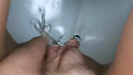 Doktorun tuvaletine işiyor