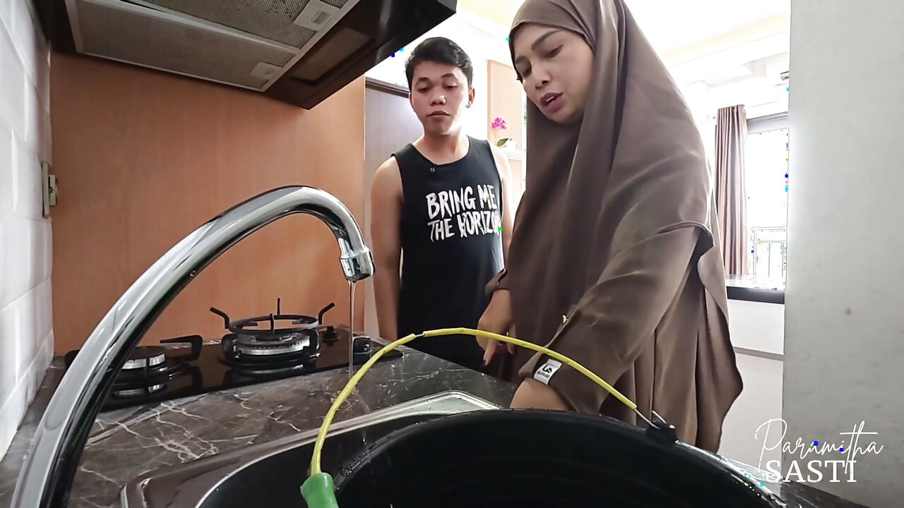 Musluğu Tamir Etmek İçin Yardım İstediğinde Hijablı Komşum Sikildi